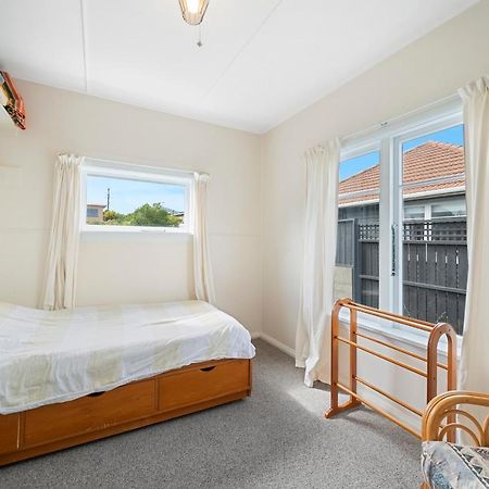 The Green Trout - Paraparaumu Beach Holiday Home Exterior photo