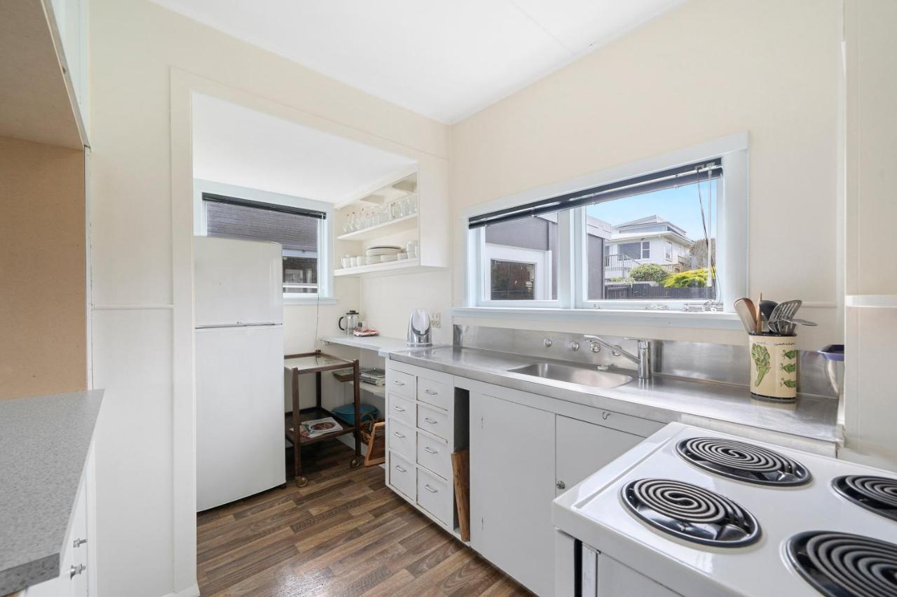 The Green Trout - Paraparaumu Beach Holiday Home Exterior photo