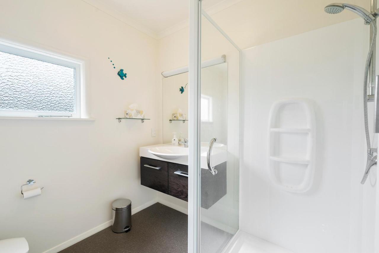 The Green Trout - Paraparaumu Beach Holiday Home Exterior photo